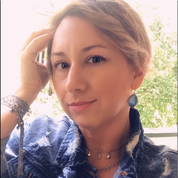 Meet your Posher, Laura
Feel free to make offers ! - Picture 2 of 3